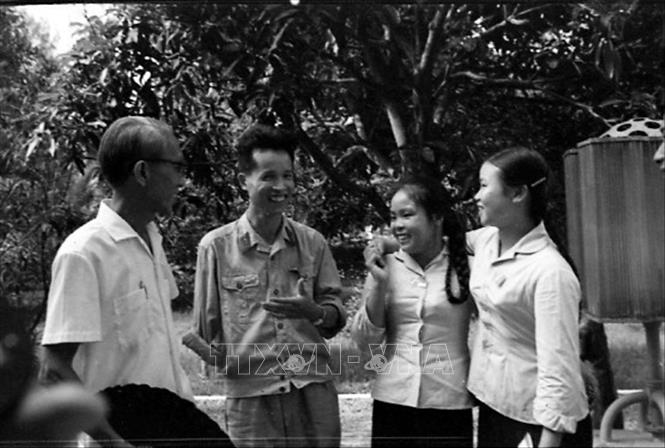 Anh hùng LLVT nhân dân La Văn Cầu và Anh hùng La Thị Tám gặp gỡ các đại biểu Quốc hội khóa I trong giờ nghỉ tại kỳ họp thứ nhất, Quốc hội khóa IV ngày 7/6/1971. Ảnh: TTXVN