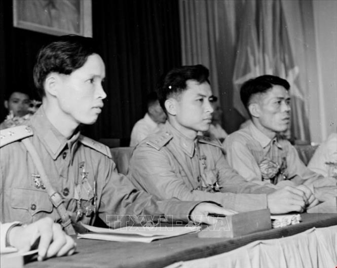 Anh hùng LLVT nhân dân La Văn Cầu (bên trái) cùng các đại biểu tham dự đại hội anh hùng chiến sỹ thi đua lần thứ 3, năm 1962 tại Hà Nội. Ảnh: TTXVN