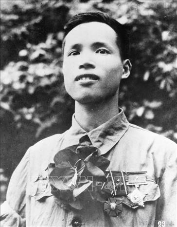 Anh hùng Lực lượng vũ trang nhân dân La Văn Cầu (ảnh chụp năm 1958, trong lần tham dự đai hội liên hoan anh hùng, chiến sỹ thi đua công-nông- binh toàn quốc lần thứ 2). Ảnh: TTXVN