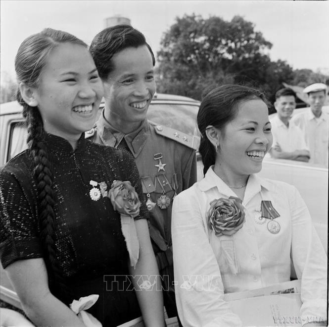 Anh hùng Lực lượng vũ trang nhân dân La Văn Cầu cùng các đại biểu tham dự đại hội anh hùng chiến sỹ thi đua lần thứ 3, năm 1962 tại Hà Nội. Ảnh: TTXVN