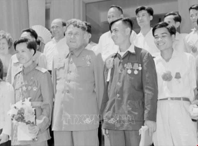 Anh hùng Lực lượng vũ trang nhân dân La Văn Cầu (ngoài cùng bên trái) cùng các đại biểu tham dự đại hội anh hùng chiến sỹ thi đua lần thứ 3, năm 1962 tại Hà Nội. Ảnh: TTXVN