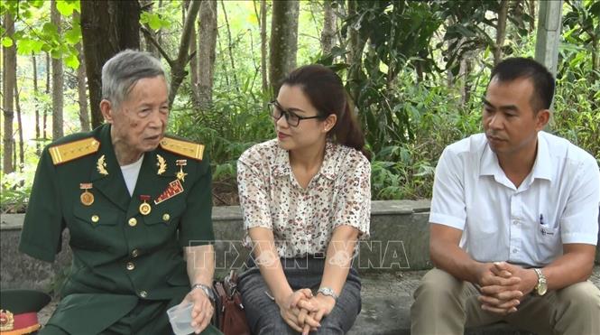 Đại tá, Anh hùng LLVT nhân dân La Văn Cầu trao đổi với thế hệ trẻ thị trấn Đông Khê (Cao Bằng, 9/2020). Ảnh: Thu Hằng - TTXVN