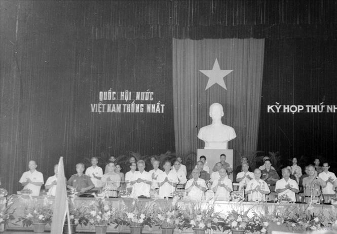 Tại kỳ họp thứ Nhất, Quốc hội khóa VI đã thông qua Nghị quyết về tên nước, Quốc kỳ, Quốc huy, Quốc ca và tổ chức Nhà nước khi chưa có Hiến pháp mới. Quốc hội quyết định đổi tên nước Việt Nam Dân chủ Cộng hòa thành nước Cộng hòa xã hội chủ nghĩa Việt Nam; quyết định khóa Quốc hội được bầu trong cuộc Tổng tuyển cử ngày 25/4/1976 là Quốc hội khóa VI nước CHXHCN Việt Nam; quyết định chính thức đổi tên thành phố Sài Gòn - Gia Ðịnh thành Thành phố Hồ Chí Minh (24/6/1976). Ảnh: TTXVN