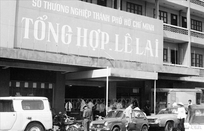 Thành phố Hồ Chí Minh đã thể hiện bản lĩnh vượt khó, năng động, sáng tạo trong những năm đầu đất nước thống nhất. Trong ảnh: Cửa hàng bách hóa tổng hợp Lê Lai đứa con đầu lòng của nền thương nghiệp XHCN ở thành phố Hò Chí Minh (1976). Ảnh: Trần Ấm - TTXVN