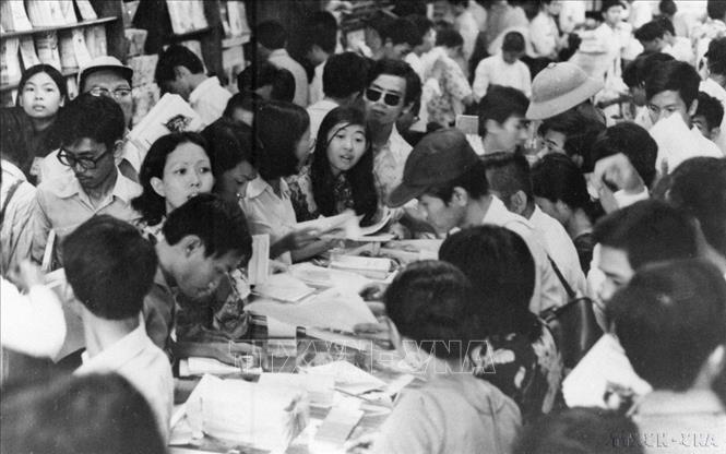 Sau ngày giải phóng, đáp ứng nhu cầu của nhân dân, Nhà sách Giải phóng chợ Bến Thành mở cửa bán sách (1975). Ảnh: TTXVN