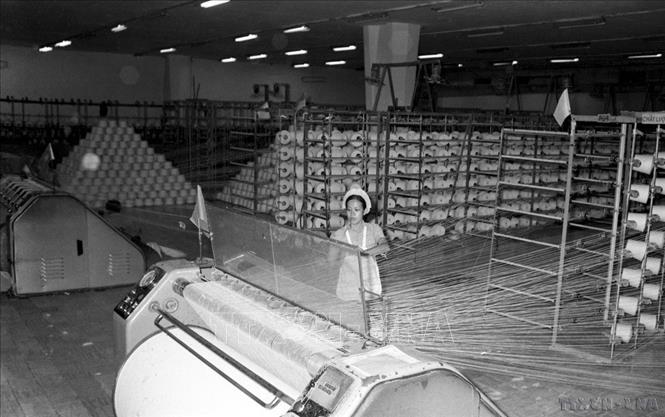 TP.Hồ Chí Minh đã thể hiện bản lĩnh vượt khó, năng động, sáng tạo trong những năm đầu đất nước thống nhất. Trong ảnh: Hoạt động tại nhà máy dệt 30/4 Phong Phú (Si Covina cũ) thành phố Hồ Chí Minh (4/1976). Ảnh: Kim Hung - TTXVN