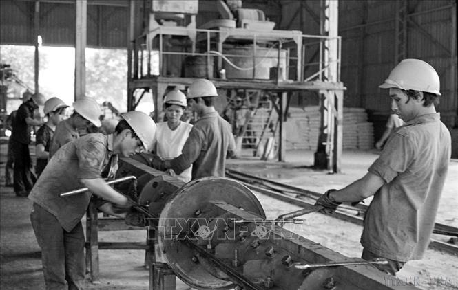 Hoạt động tại nhà máy bê tông trụ điện thuộc công ty xây dựng 8 thành phố Hồ Chí Minh (1977). Ảnh: Cao Phong - TTXVN