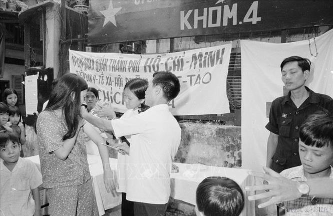  Sau ngày giải phóng, để đảm bảo sức khỏe cho nhân dân, các đoàn y tế của thành phố và các quận của Sài Gòn về tận phường, khóm khám bệnh, phát thuốc miễn phí cho nhân dân (7/1975). Ảnh: Đinh Quang Thành - TTXVN