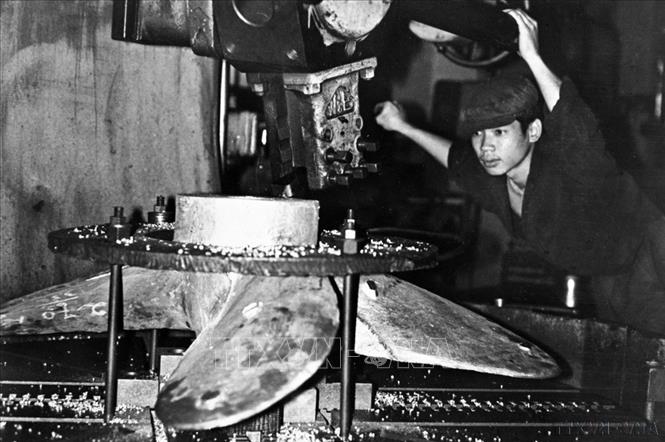 Công nhân cơ khí xưởng Ba Son (TP. Hồ Chí Minh) gia công loại chân vịt lớn cho tàu đánh cá (1978). Ảnh: Phương Hùng - TTXVN
