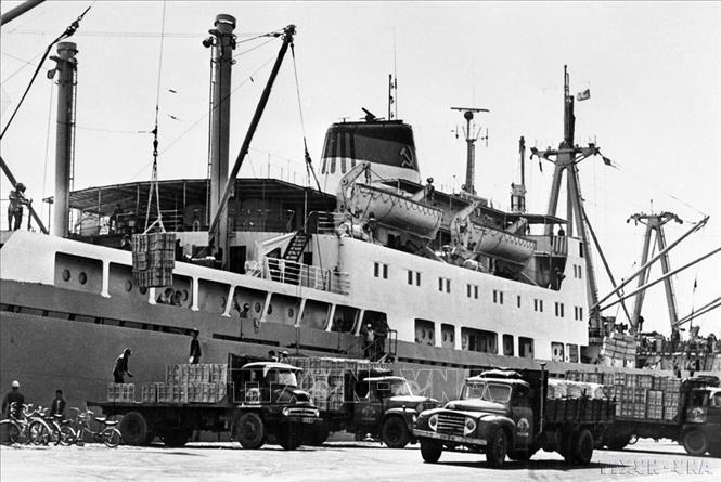 Bốc xếp hàng hóa lên tàu tại Cảng Sài Gòn (TP Hồ Chí Minh, 1978). Ảnh: Thanh Phàn - TTXVN