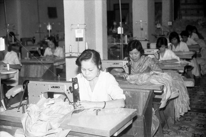  Sản xuất quần áo xuất khẩu tại một nhà máy dệt may ở thành phố Hồ Chí Minh (1988). Ảnh: TTXVN