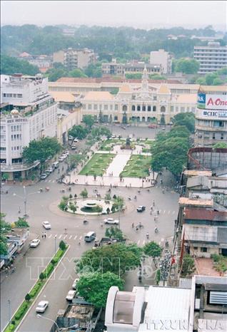 TP.Hồ Chí Minh đã phát triển rất mạnh mẽ, có nhiều biến đổi, phù hợp với thời kỳ mở cửa, giao lưu quốc tế, thương mại, du lịch. Trong ảnh: Đường Nguyễn Huệ (TP. Hồ Chí Minh, 1993). Ảnh: Phùng Triệu - TTXVN
