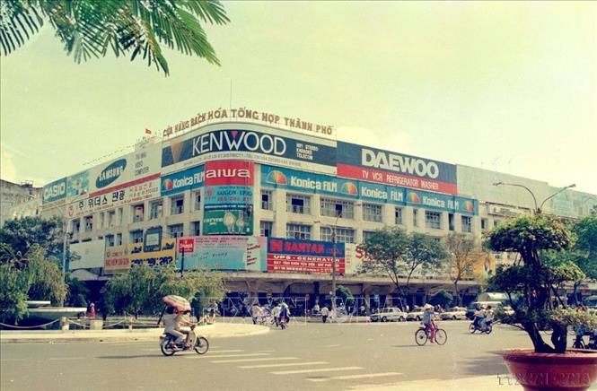 Bách hóa tổng hợp thành phố trên đường Nguyễn Huệ (1995). Ảnh: Đình Na - TTXVN