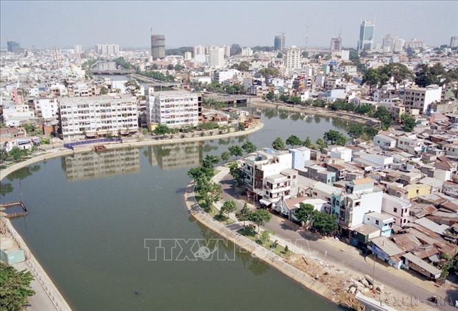 TP.Hồ Chí Minh đã và đang tiếp tục phát triển đô thị theo hướng văn minh, hiện đại. Việc chỉnh trang đô thị gắn với cải tạo môi trường được đẩy mạnh thực hiện, như giải tỏa nhà trên và ven kênh rạch. Trong ảnh: Kênh Nhiêu Lộc (phường 3, quận Bình Thạnh) mới được cải tạo nâng cấp (TP. Hồ Chí Minh, 2005). Ảnh: Đình Huệ - TTXVN