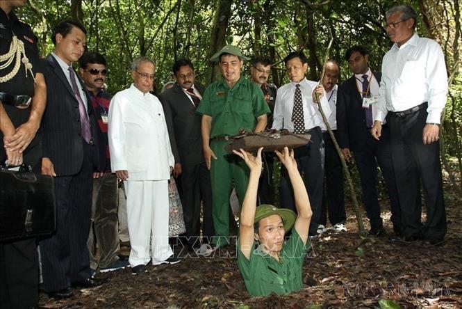 Tổng thống Cộng hòa Ấn Độ Pranab Mukherjee thăm Khu di tích địa đạo Củ Chi, Thành phố Hồ Chí Minh (17/9/2014). Ảnh: Thanh Vũ – TTXVN