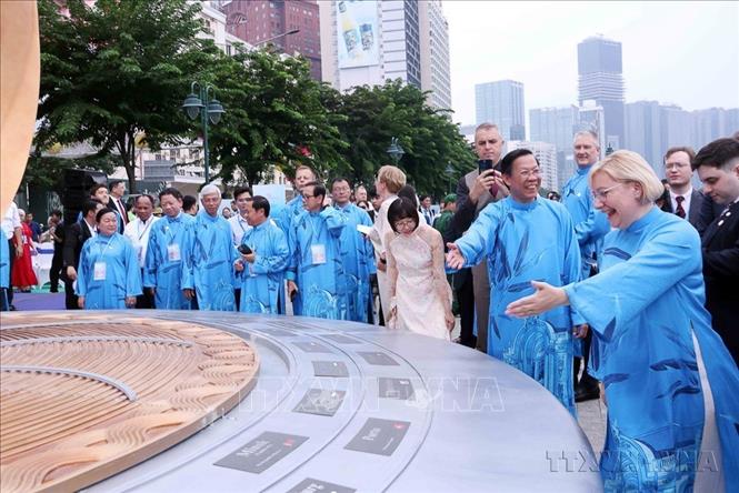 Trong khuôn khổ sự kiện Đối thoại Hữu nghị Thành phố Hồ Chí Minh lần thứ 2, chiều 24/9/2024, UBND Thành phố Hồ Chí Minh tổ chức lễ công bố Biểu tượng Hữu nghị Quốc tế Thành phố Hồ Chí Minh, biểu tượng đánh dấu mối quan hệ hợp tác bền chặt giữa thành phố và các địa phương, đối tác quốc tế. Ảnh: Xuân Khu - TTXVN