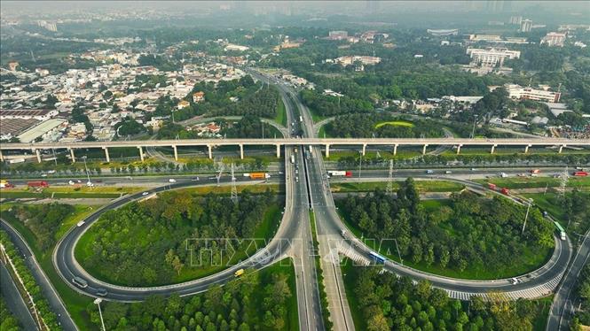 TP. Hồ Chí Minh đã và đang tiếp tục phát triển đô thị theo hướng văn minh, hiện đại. Các khu đô thị mới được quy hoạch gắn với khu vực trung tâm hiện hữu. Trong ảnh: Nút giao cao tốc TP.Hồ Chí Minh - Long Thành - Dầu Giây giao với đường Võ Chí Công, phường Trường Thọ, thành phố Thủ Đức (2024). Ảnh: Vũ Sinh - TTXVN