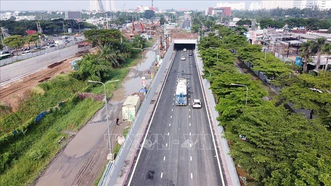 Thông xe hầm chui HC2 trên đường Nguyễn Văn Linh, hướng từ Khu chế xuất Tân Thuận đi huyện Bình Chánh. Đây là một trong hai hầm chui thuộc dự án xây dựng hầm chui nút giao đường Nguyễn Văn Linh - Nguyễn Hữu Thọ, tổng mức đầu tư 830 tỷ đồng (2024). Ảnh: Tiến Lực - TTXVN