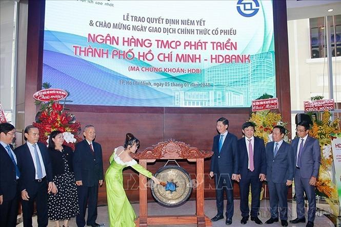 Trong quá trình phát triển Thành phố, nhiều mô hình ở các lĩnh vực kinh tế, tài chính, ngân hàng được triển khai và hoạt động hiệu quả. Trong ảnh: Phó Chủ tịch HDBank Nguyễn Thị Phương Thảo gõ chiêng ngày giao dịch đầu tiên cổ phiếu HDB của HDBank, ngày 5/1/2018, tại Sở Giao dịch chứng khoán TP. Hồ Chí Minh (HoSE). Ảnh: Hoàng Hải-TTXVN