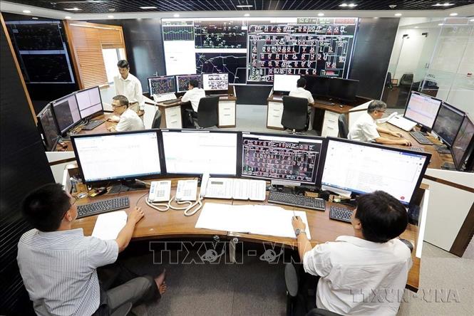 Hoạt động khoa học - công nghệ, đổi mới sáng tạo đã có những đóng góp tích cực vào việc tăng năng suất lao động, chuyển đổi số, thúc đẩy hệ sinh thái khởi nghiệp ở TP. Hồ Chí Minh. Trong ảnh: Tổng công ty Điện lực Thành phố Hồ Chí Minh nghiên cứu, ứng dụng nhiều giải pháp khoa học công nghệ trong quản lý, vận hành lưới điện tiến tới tự động hóa vận hành lưới điện Thành phố. Ảnh: Thanh Vũ-TTXVN