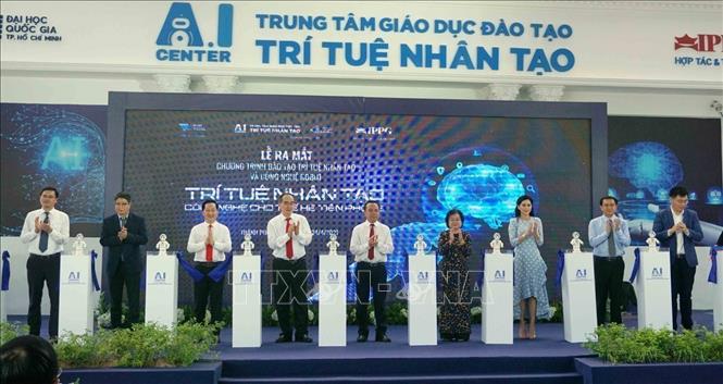 TP. Hồ Chí Minh cũng là trung tâm đào tạo nguồn nhân lực chất lượng cao. Trong ảnh: Lễ ra mắt Chương trình đào tạo trí tuệ nhân tạo và công nghệ Robot (AIC) tại Đại học quốc gia Thành phố Hồ Chí Minh năm 2021. Ảnh: Thu Hoài - TTXVN