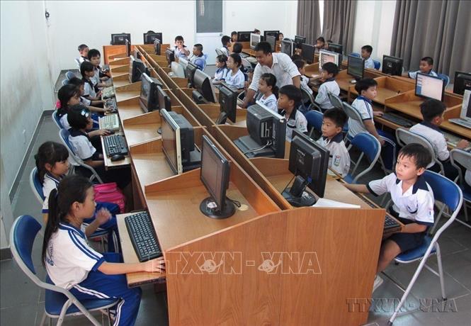 Giờ Tin học của học sinh tiểu học Trường Tiểu học Tân Thông, Củ Chi, thành phố Hồ Chí Minh. Ảnh: Phương Vy- TTXVN