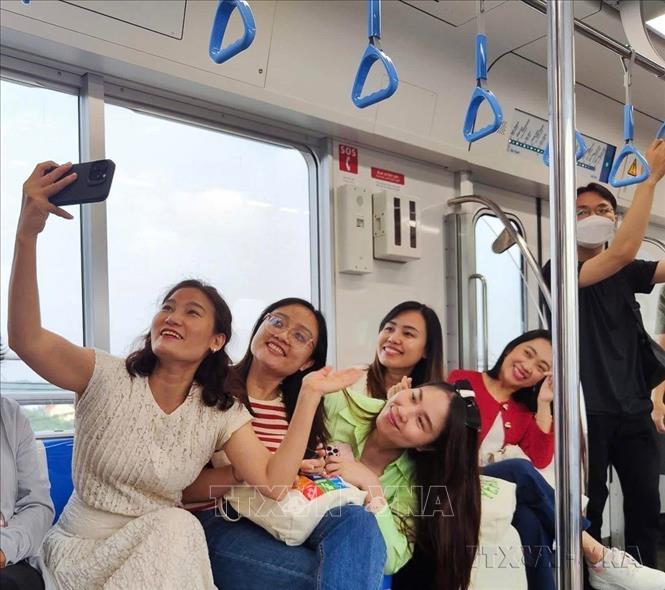 TP.Hồ Chí Minh tạo điều kiện để cuộc sống của người dân không ngừng được nâng lên, bảo đảm cuộc sống bình yên. Trong ảnh: Người dân Thành phố Hồ Chí Minh đón ngày đầu Năm mới 2025 trên tuyến Metro Bến Thành - Suối Tiên. Ảnh: TTXVN phát