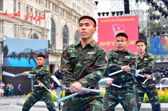 Trình diễn võ thuật do cán bộ, chiến sĩ lực lượng vũ trang Thành phố Hồ Chí Minh biểu diễn tại ngày hội “Văn hóa quân - dân”. Ảnh: Xuân Khu-TTXVN