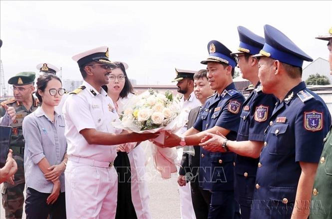 Lễ đón 120 thuyền viên tàu Samudrai Paheredar của Lượng lượng Bảo vệ Bờ biển Ấn Độ thăm Thành phố Hồ Chí Minh. Ảnh: TTXVN
