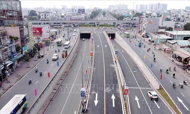 Nút giao thông An Sương với quy mô 3 tầng gồm hầm chui, tầng trên mặt đất và cầu vượt, giúp giải quyết “điểm đen” về ùn tắc, tai nạn giao thông ở khu vực cửa ngõ Tây Bắc Thành phố Hồ Chí Minh, kết nối Thành phố với Tây Ninh qua Quốc lộ 22 và các tỉnh Đồng bằng sông Cửu Long qua Quốc lộ 1. Ảnh: Tiến Lực - TTXVN