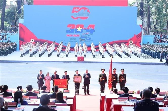 Tổng Bí thư Tô Lâm, thay mặt lãnh đạo Đảng, Nhà nước trao tặng danh hiệu “Anh hùng Lao động” cho Đảng bộ, Chính quyền và Nhân dân Thành phố Hồ Chí Minh tại Lễ kỷ niệm, diễu binh, diễu hành cấp quốc gia 50 năm Ngày Giải phóng miền Nam, thống nhất đất nước (30/4/1975 – 30/4/2025) . Ảnh: TTXVN