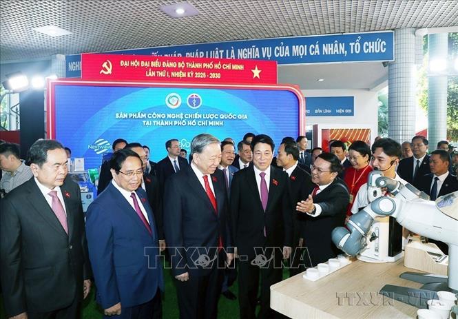 Tổng Bí thư Tô Lâm và các đồng chí lãnh đạo, nguyên lãnh đạo Đảng, Nhà nước tham quan Triển lãm “Sản phẩm công nghệ chiến lược quốc gia tại Thành phố Hồ Chí Minh” tại Đại hội đại biểu Đảng bộ Thành phố Hồ Chí Minh lần thứ nhất, nhiệm kỳ 2025 - 2030. Ảnh: Thống Nhất-TTXVN
