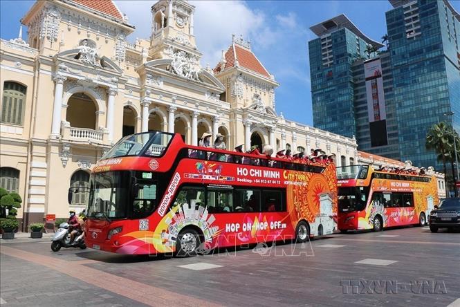 Công ty Ảnh Việt Hop on Hopoff VN đã ứng dụng thành công nhiều giải pháp công nghệ hiện đại vào phục vụ tuyến xe buýt vòng quanh Thành phố Hồ Chí Minh đạt 10/10 tiêu chí an toàn (2021). Ảnh: Mỹ Phương - TTXVN