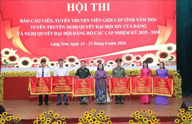 Phó Bí thư Thường trực Tỉnh ủy Lạng Sơn Đoàn Thị Hậu trao Cờ cho các tập thể có thành tích xuất sắc tham gia Hội thi. Ảnh: Anh Tuấn – TTXVN