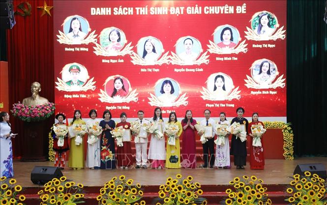 Trao giải Chuyên đề cho các thí sinh Hội thi báo cáo viên, tuyên truyền viên giỏi tỉnh Lạng Sơn năm 2026. Ảnh: Anh Tuấn – TTXVN