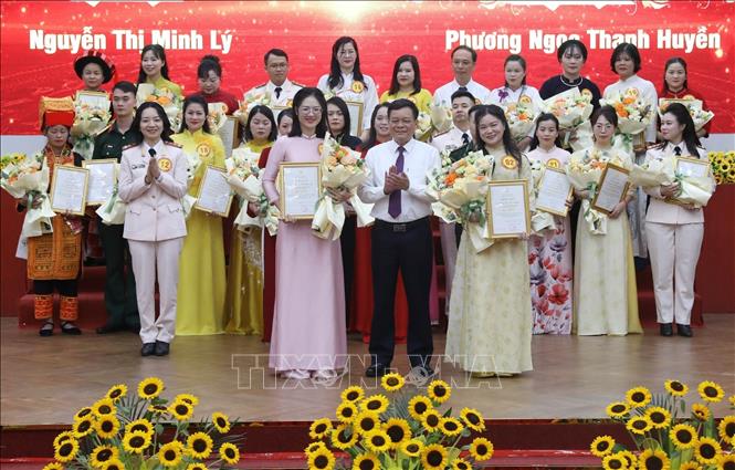 Trưởng Ban Tuyên giáo và Dân vận Tỉnh ủy Lạng Sơn Nguyễn Quốc Khánh, Trưởng Ban Tổ chức Hội thi trao Giải Nhì cho các thí sinh Hội thi báo cáo viên, tuyên truyền viên giỏi tỉnh Lạng Sơn năm 2026. Ảnh: Anh Tuấn – TTXVN