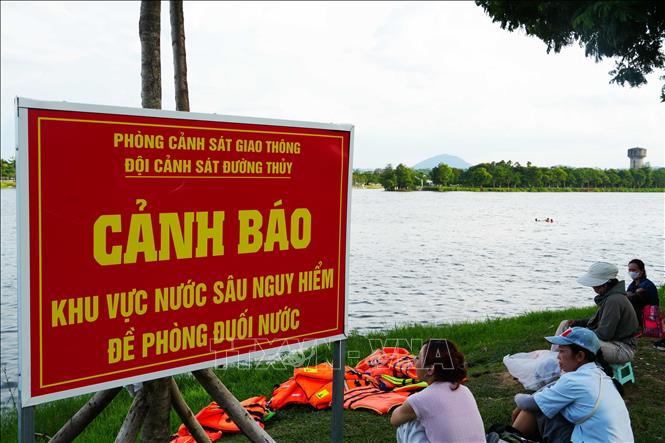 Có biển cảnh báo khu vực nước sâu nguy hiểm ở bờ Bắc sông Hương, thành phố Huế nhưng nhiều người vẫn tắm. Ảnh: Nguyên Lý - TTXVN