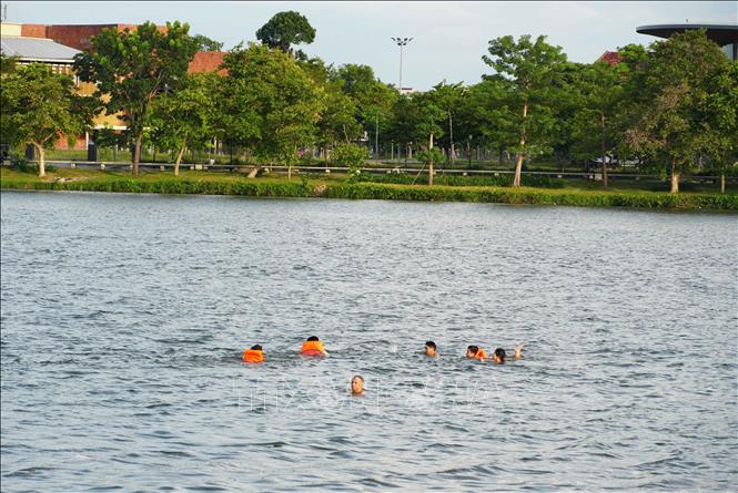 Nhiều người bất chấp cảnh báo nguy hiểm vẫn ra giữa sông Hương, thành phố Huế để tắm giải nhiệt nắng nóng gay gắt. Ảnh: Nguyên Lý - TTXVN