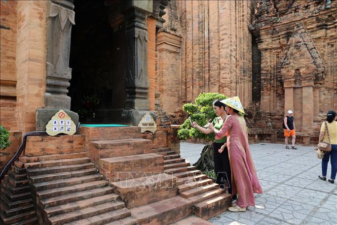 Người dân và du khách trải nghiệm không gian di sản số thông qua hệ thống màn hình cảm ứng lắp đặt tại thực địa. Ảnh: Đặng Tuấn - TTXVN