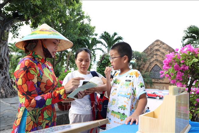 Hệ thống mã QR trên các ấn phẩm truyền thông giúp du khách dễ dàng tiếp cận thông tin trước thềm Ngày hội lớn. Ảnh: Đặng Tuấn - TTXVN