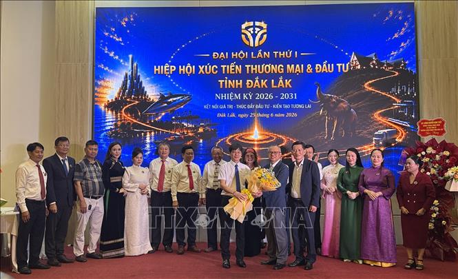 Tặng hoa chúc mừng Chủ tịch danh dự Hiệp hội, Chủ tịch Hiệp hội và Ban Chấp hành. Ảnh: Tường Quân - TTXVN