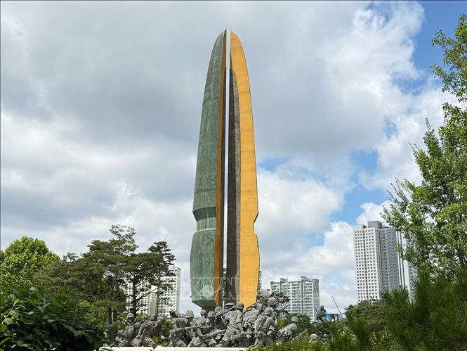 Tháp Tưởng niệm (Memorial Tower) trong khuôn viên Bảo tàng Lịch sử Chiến tranh Hàn Quốc, được thiết kế theo hình viên đạn tách đôi, tượng trưng cho sự kết thúc của chiến tranh, tưởng nhớ những người đã hy sinh và khát vọng hòa bình trên bán đảo Triều Tiên. Ảnh: Nhật Hưng  - PV TTXVN tại Hàn Quốc