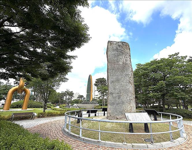 Bia đá tưởng niệm trong khuôn viên Bảo tàng Lịch sử Chiến tranh Hàn Quốc, khắc ghi tên các chiến trường và địa danh gắn với Chiến tranh Triều Tiên (1950 - 1953), góp phần lưu giữ ký ức lịch sử và tưởng niệm những người đã hy sinh vì hòa bình. Ảnh: Nhật Hưng  - PV TTXVN tại Hàn Quốc