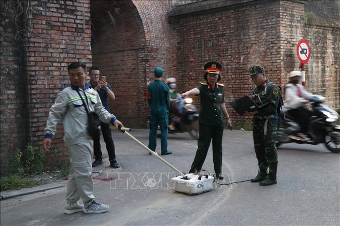 Sử dụng máy Radar xuyên đất rà soát khu vực nghi có mộ liệt sĩ khu vực cửa Chánh Tây, Kinh thành Huế. Ảnh: Mai Trang - TTXVN