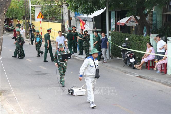 Sử dụng máy Radar xuyên đất rà soát khu vực nghi có mộ liệt sĩ trên đường Xuân 68, Kinh thành Huế. Ảnh: Mai Trang - TTXVN