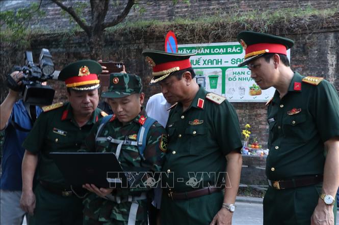 Trung tướng Hà Thọ Bình, Tư lệnh Quân khu 4 trực tiếp kiểm tra quá trình triển khai rà soát khu vực cửa Chánh Tây, Kinh thành Huế. Ảnh: Mai Trang - TTXVN
