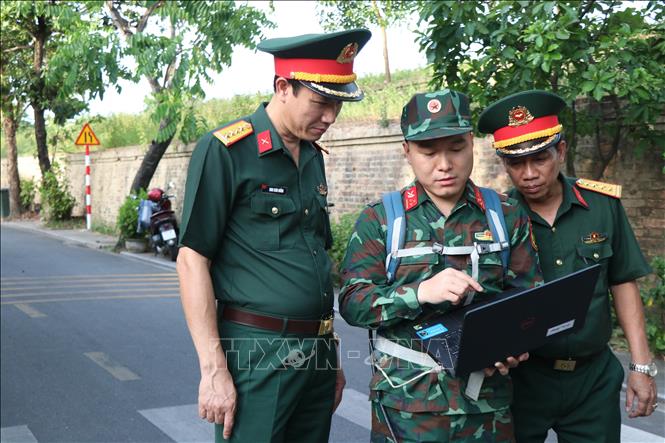Sử dụng máy radar xuyên đất rà soát khu vực nghi có mộ liệt sĩ. Ảnh: Mai Trang - TTXVN