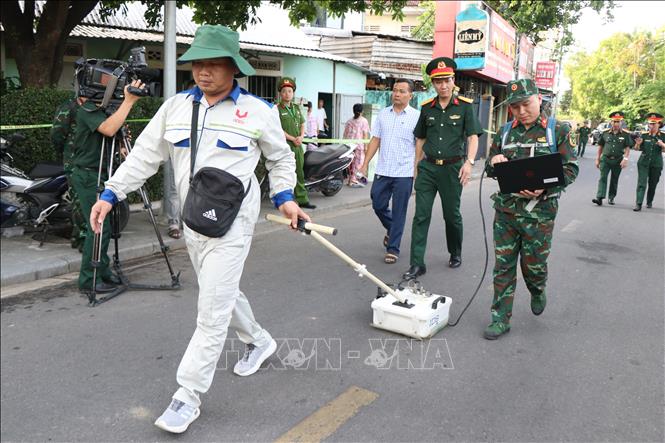 Sử dụng máy radar xuyên đất rà soát khu vực nghi có mộ liệt sĩ. Ảnh: Mai Trang - TTXVN