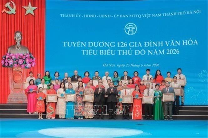 Nhân kỷ niệm 25 năm Ngày Gia đình Việt Nam (28/6/2001 - 28/6/2026), sáng 25/6/2026, tại Hà Nội đã diễn ra Hội nghị tuyên dương và tặng bằng khen Gia đình văn hóa tiêu biểu Thủ đô năm 2026 nhằm tôn vinh, lan tỏa các giá trị tốt đẹp, khẳng định vai trò của gia đình trong xây dựng người Hà Nội thanh lịch, văn minh, góp phần xây dựng Thủ đô văn hiến - văn minh - hiện đại. Ảnh: Phan Phương - TTXVN