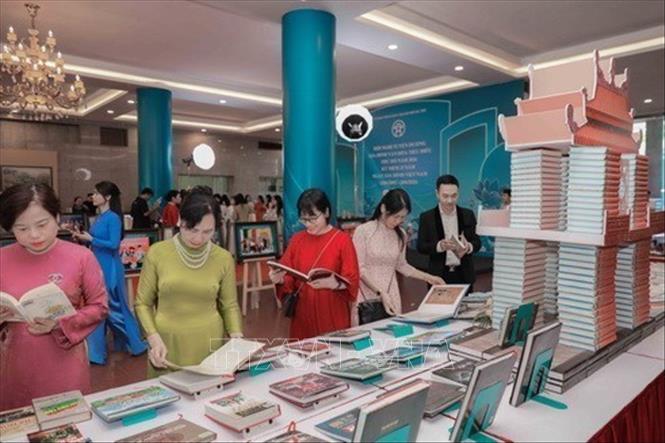 Trưng bày sách và bộ ảnh “Hành trình hạnh phúc” lan tỏa thông điệp yêu thương, gắn kết và gìn giữ giá trị gia đình nhân Kỷ niệm 25 năm Ngày Gia đình Việt Nam (28/6/2001 - 28/6/2026). Ảnh: Phan Phương - TTXVN